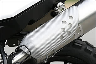 【ホワイトカーボンマフラーカバー 2万6250円】サイレンサーの断熱には見た目もスタイリッシュなホワイトカーボンを採用。荷物の積載やタンデム時に熱の影響を緩和する。