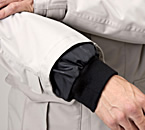 インナーの袖口には伸縮性のあるリブを採用。冷たい風の浸入を防ぐ。