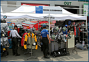 広岡自動車研究所（長野）のブースには、例年通り純正のライダーエクイップメントや掘り出しモノ、お買い得商品が並びます。