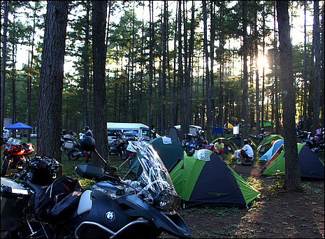 ベースキャンプとなった 『outside BASE』 の夕暮れ。存分に走って適度に疲れた身体に森の空気が清々しい。