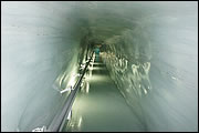 本物の氷河をくり抜いたトンネル。