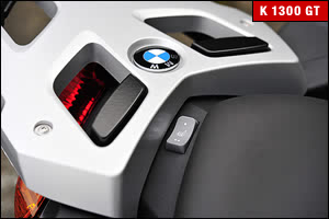 オプションのトップケースをそのまま装着できるリアキャリアと、シートの間にあるパッセンジャー用のシートヒータースイッチ。見えない部分でエスコートできる、BMWらしいラグジュアリー装備だ。