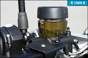 ブレーキおよびクラッチフルードのリザーバタンクは新型を採用。透明度が高く、フルードの状態がわかりやすい。油面が低くなると内部の蓋も下がってくるので、ライディング中の液揺れが防げる。K1300シリーズ共通。