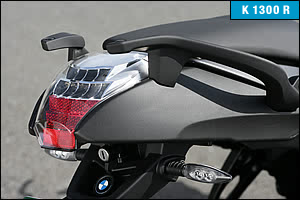 テールライトは新デザインのLEDタイプを採用（K1300S共通）。赤い部分が常時点灯し、ブレーキング時には上部も点灯。視認性、耐久性ともに向上している。ナンバー灯もLEDで照射。青白く浮かび上がる。