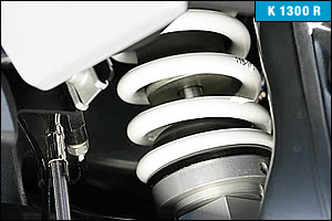 K1300シリーズでは、デュオレバーの鍛造アルミニウム製ロアコントロールアームを変更し、より軽いハンドリングとなっている。K1200Rとくらべてトレールは108mmから104.4mmへ短縮された。
