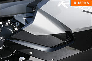 K1200Sとの違いがわかりやすいのが、大きなパーツであるサイドカウルのデザイン。視覚的にはスマートで引き締まったスタイリングに。走行風の整流効果向上に一役買っていることは言うまでもない。