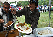 たくさん走って遊んだ後は腹も減る。カレーはあっという間にズンドウから胃袋へ。