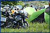 これほど自然の緑とテントが似合うバイクも珍しい。