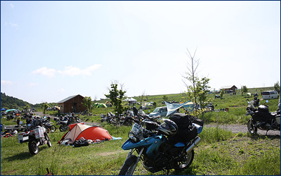 天気良ければ万事オーケー。青々とした緑の中で過ごすキャンプは最高だ。