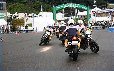 今年のBikermeetingのために協力してくれた、伏見テクニカルセンターのバイクパレード。教習所の教官がニューモデルF 800 Rを巧みに操り、見事な隊列走行を見せて観客を沸かせていた。