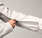 袖の内側に大きく開くアジャスト・ジップを装備。立体裁断により腕の動きはすこぶる良い。