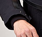 手首からの冷風の浸入を防ぐリブ。アウターの袖口はボタンで調整。