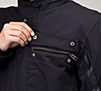 胸ポケットはジッパーを閉じてフラップで覆う。止水ジッパーではないが、ドライマスターなので中身が濡れる可能性は低い。