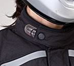縁にストレッチ素材を配した襟はボタン留めで、スライドタイプの調整機構を採用。