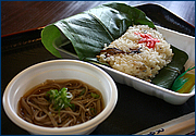 ランチタイムは飛騨・高根地域の郷土料理が振舞われました。手打蕎麦は風味豊かで歯ごたえのある「マキンチャラ・火畑蕎麦」、それにこの地域では端午の節句に食べるのが習慣となっている「朴葉寿司」です。