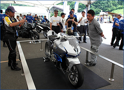 BMW Motorrad の展示エリアに置かれたコンセプト・シックス。2009年11月のミラノショーでお披露目され、2010年７月に東京、そして白馬へとやってきた。