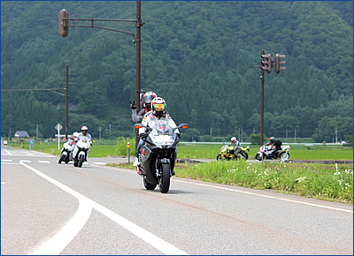 Hakuba 47 周辺の試乗ルートは信号も交通量も少なく快適。