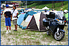 キャンプサイトにバイクとテントを置いたら、あとは呑んで寝るだけ。