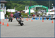 一方『場内ショートコース試乗会』では、ヘルメットとグローブも貸し出してくれる体験版です。ン？ 見慣れない後姿が…試乗車には Husqvarna（ハスクバーナ）のスーパーモタードマシン、SM250R と SM450R も用意されました。