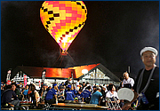 暗い夜空に突如浮かび上がった熱気球、幻想的ですね。『熱気球体験コーナー』は有料です。