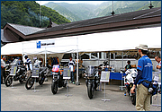 鈴鹿サーキットのお膝元で高品質な BMW Motorrad 専用のオリジナルパーツを創出するササキスポーツクラブのブース。GS から F、K、S1000RR まで、専用パーツを装着した車輌が展示されていました。
