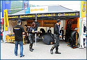ブラックとオレンジのカラーリングが印象的なコンチネンタルのブース。スポーツツーリングラジアルタイヤのニューモデル、ContiRoad ATTACK 2 がワンセットのみ展示されていました。