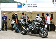 こちらはサインハウスとモトラッド湘南の共同ブース。サインハウスで取り扱いのバイク用品を装着した車輌を展示。