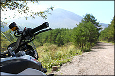 初日はオフロードコースをチョイス。トレーニングの舞台となった 『浅間火山レース跡地』 は浅間山がくっきり見える好天気。