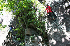 右のルートに挑戦しているのは「登れるコドモ店長」です。左は「超」難易度の高いルートで、ケンさん含めだれもこれ以上登ることは出来ませんでした…。