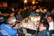 私のバイクのメンテナンス基地「フラット」の“名物番頭”市川さんの後姿を発見！ フラットのみんなも居たので一緒にこの空間を愉しむことに。