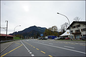 スイスは右側通行です。右側道に止めて、後ろを振り返った画像です。黄色の線は自転車専用レーン。
