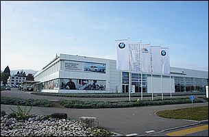 今回私たちは、BMWニーダラッセンスイス本社からバイクを借り出しました。じつは『BMW BIKES』 という “日本の BMW モトラッド専門誌とのお付き合い” がこちらで認められ、特別に便宜を図っていただいたのです。ここはレンタルバイクの貸し出しはしていません。