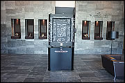 今年のバーゼルウオッチフェアーに展示された時計の周りには、数々の著名人のサインがアートのように書かれている。