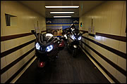 アストラホテルの地下駐車場へはエレベーターで降りる。K1600のヘッドライトはBMWの４輪と同じ、俗称“イカリング”が。