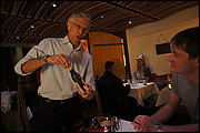 グランツマンの特技は、誰とでも仲良くなれること。オーナーのメイランさんが、ラヴォーのワインをご馳走してくれた。美味かったな～、白ワイン！