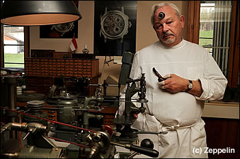 独立時計師フィリップ・デュフォーさんの工房には、時計を創りだすための機械や工具が数万点はあると思われる。