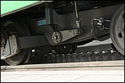 レールとレールの間のギアに電車の歯車がキチリと噛み合い、傾斜のきつい斜面でも安全に昇り下りする仕組み。