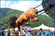 毎年お昼になると長蛇の列ができる 『白馬豚の丸焼き』 は、今年も多くの来場者に振舞われました。