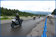 ぞくぞくとやってくるライダーたち。路面を見ると、まだ昨晩まで降っていた雨で濡れています。