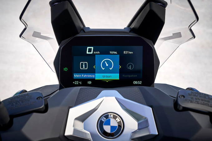 BMW Motorrad C400X／軽快さの中にハイテクを満載！ 手軽に楽しめるミドルスクーターの画像