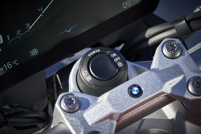 BMW Motorrad F900R（2020）/ ワインディングがめちゃ楽しい新世代ロードスター、新型「F900R」海外試乗インプレの画像
