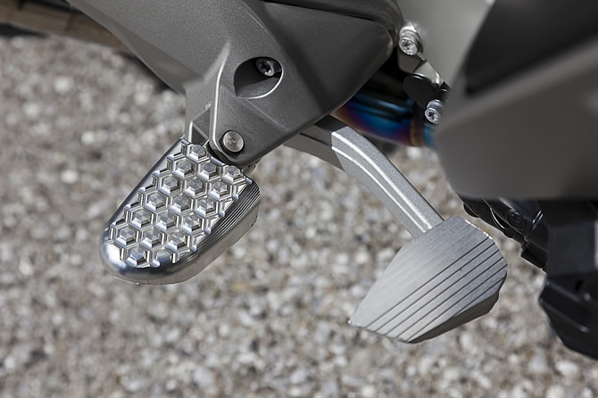 アールズギア アクティブコンフォート BMW13〜R1200GS R1200GSを快適に走らせるためのシート＆ブラケット アールズギア