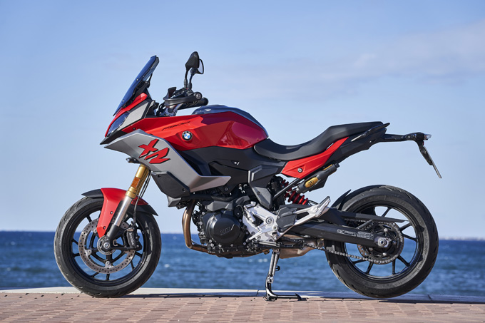 BMW Motorrad F900XR（2020）/ 長い足が路面をつかむスポーティで快適な万能マシンを試乗インプレの画像