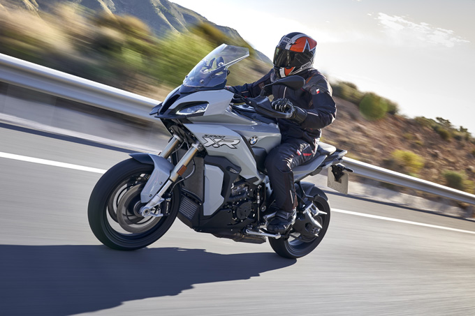 BMW Motorrad S1000XR (2020) / 速さに快適を求めた万能スーパースポーツだ！の画像