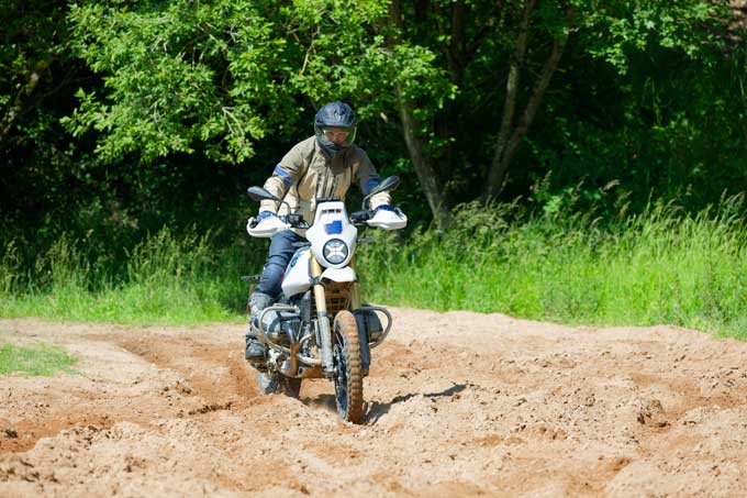 【BMW Motorrad新型R 12 G/S 海外試乗記】レトロなルックスに本気の性能。空油冷ボクサーを愛するあなたへ──05画像