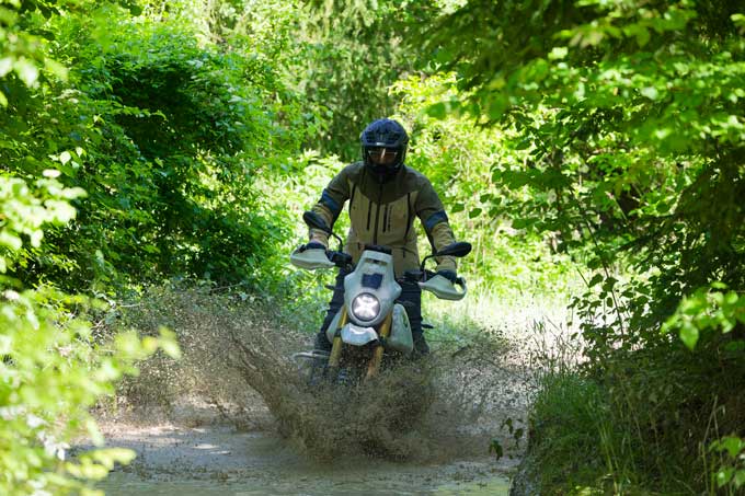 【BMW Motorrad新型R 12 G/S 海外試乗記】レトロなルックスに本気の性能。空油冷ボクサーを愛するあなたへ──07画像