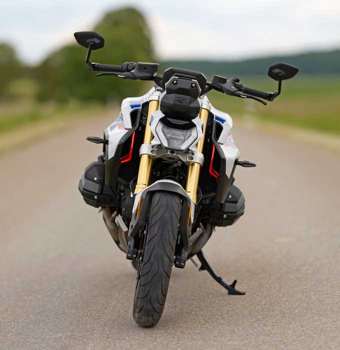【BMW Motorrad新型R1300R  海外試乗記】軽くて速い！“最速ボクサー”0-100km/h 3.25秒の衝撃02画像
