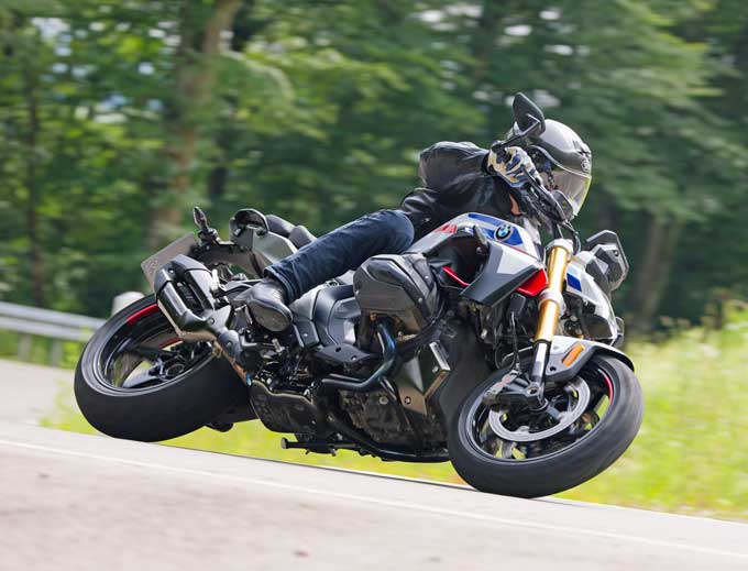 【BMW Motorrad新型R1300R  海外試乗記】軽くて速い！“最速ボクサー”0-100km/h 3.25秒の衝撃06画像
