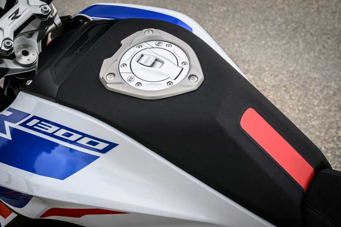 【BMW Motorrad新型R1300R  海外試乗記】軽くて速い！“最速ボクサー”0-100km/h 3.25秒の衝撃12画像