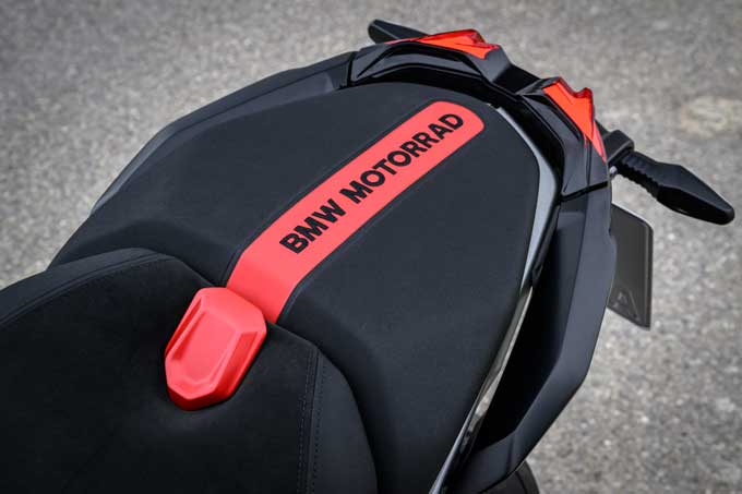 【BMW Motorrad新型R1300R  海外試乗記】軽くて速い！“最速ボクサー”0-100km/h 3.25秒の衝撃13画像